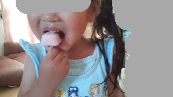 ヨーグルトアイスを食す２歳児