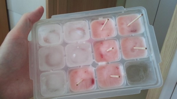 ヨーグルトを製氷皿に入れて凍らせたもの