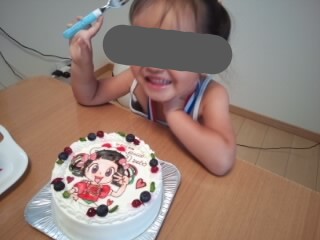 キャラクターケーキを喜ぶ３歳児