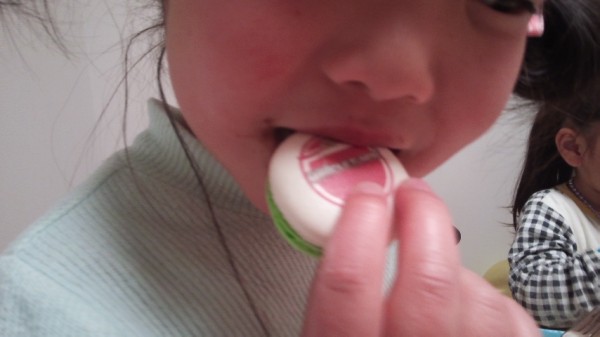 プリロールのミラクルちゅーんずのマカロンを食べる子供