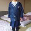 制服を着て法事に臨む５歳児
